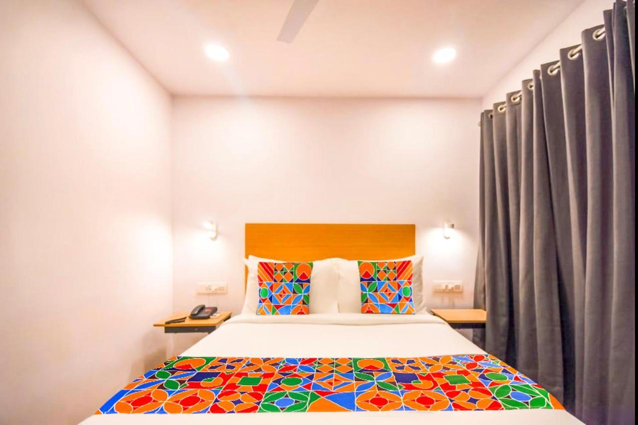 Fabexpress Heera Holiday Inn Calcutta Exteriör bild