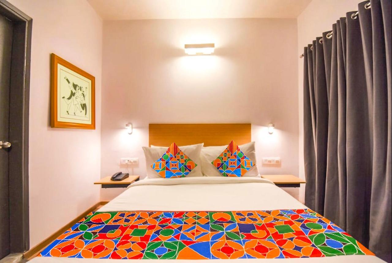 Fabexpress Heera Holiday Inn Calcutta Exteriör bild